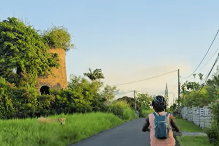 Explore Pointe des Châteaux on an electric bike