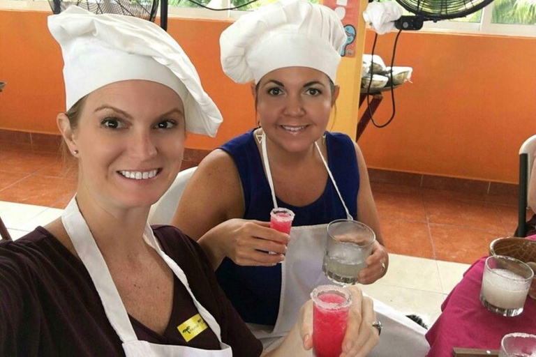 Cozumel: Salsa and Salsa Cooking and Dancing Experience
