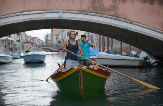 Rudere ein traditionelles venezianisches Boot mit einem ortskundigen Guide