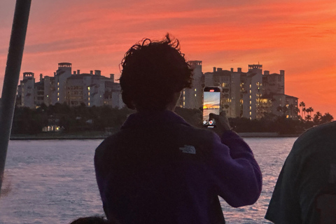 Miami: Unlimited Prosecco Cruise with Skyline Views