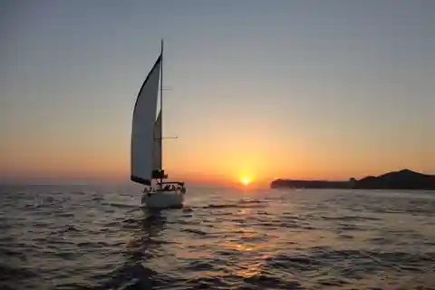 Santorini Caldera: Sunset Sailing Cruise with Meal