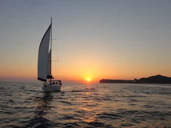Santorini Caldera: Crociera in barca a vela al tramonto con pasto