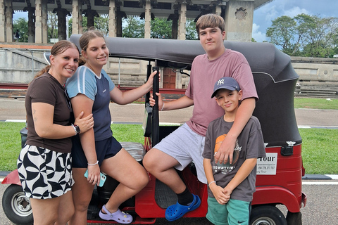 Colombo: City Tour Morning and Evening by Tuk Tuk