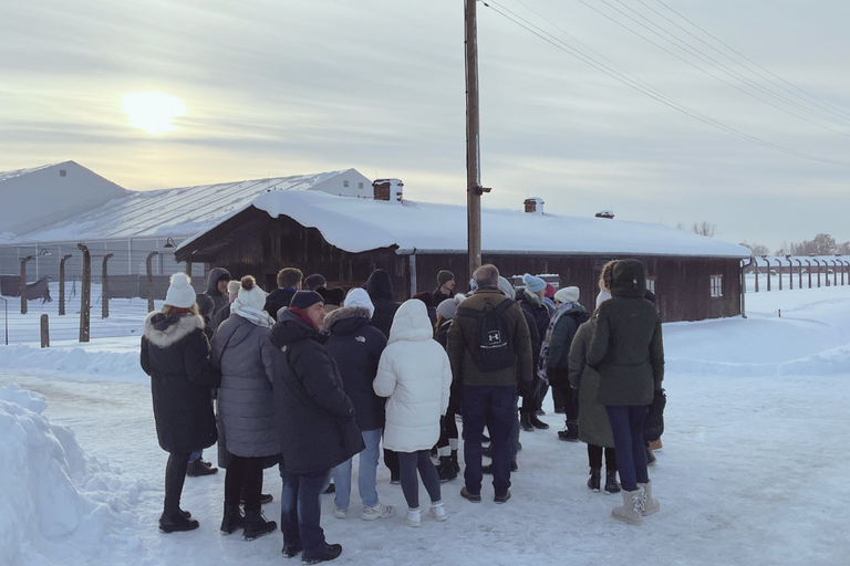 De Cracóvia: Auschwitz e Birkenau com guia de turismo e serviço de buscaTour em inglês a partir do ponto de encontro