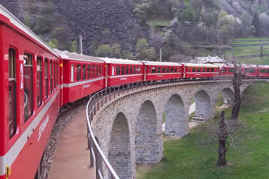 Von Mailand: Bernina-Express, Schweizer Alpen & St. Moritz Tagestour. Foto: GetYourGuide