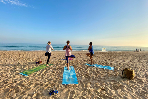 Yoga mattutino in spiaggia a Lagos con el Sol Lifestyle