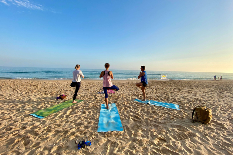 Yoga matinal na praia em Lagos pelo el Sol Lifestyle