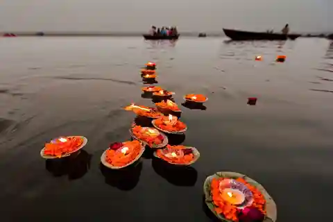 Varanasi:- Excursão curta a Varanasi pela manhã com passeio de barco