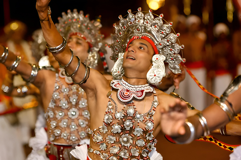 Kandy: Guided City Tour with Lunch and Cultural Show