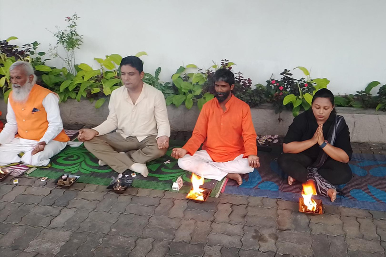 Kandy: Private City Tour by Hybrid Car with Driver