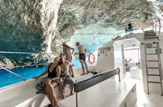 Porto Vromi: paseo en barco con Navagio, cuevas y baño en playa blanca