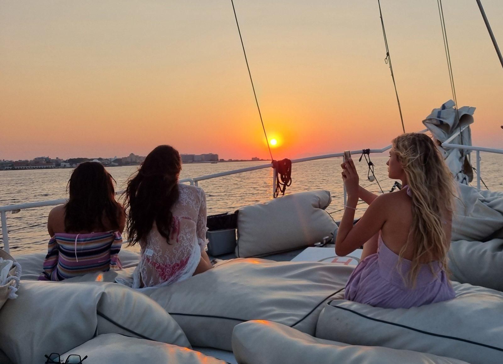 Rhodos: Sonnenuntergangskreuzfahrt mit offener Bar, Abendessen und Live-Musik