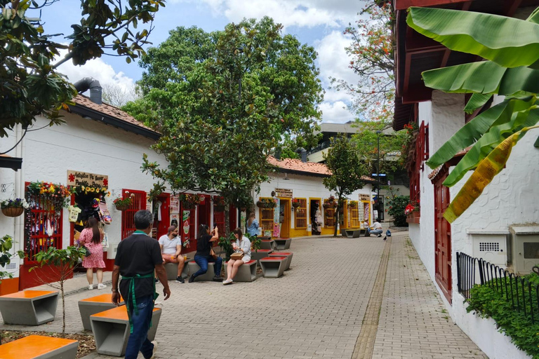 Medellín: Cultural Tour with Lunch and Commune 13