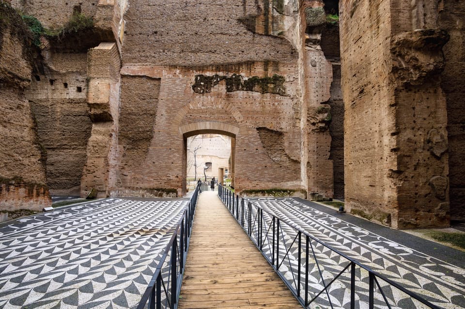 Tour a pie por las Termas de Caracalla con ticket de entrada | GetYourGuide
