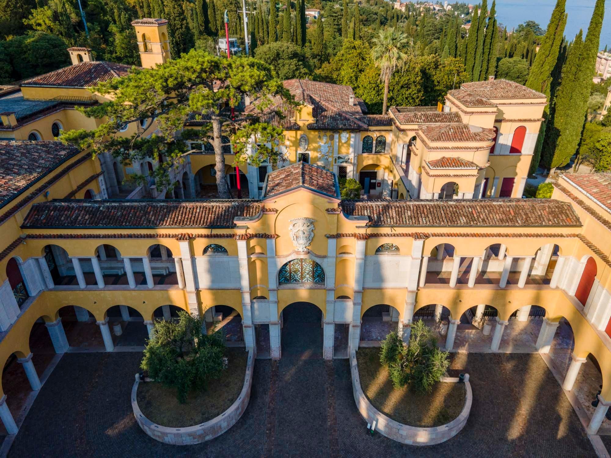 Ab Mailand: Zugfahrt zum Gardasee, Vittoriale & Heller-Park