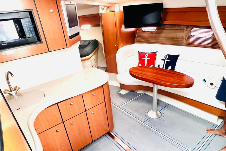 Yacht cruise Biscayne Bay, Miami Beach and Sand bar. 42Ft Yacht cruice Biscayne Bay, Miami Beach and Sand bar