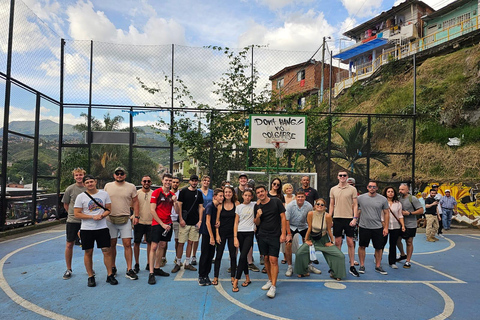 Medellín: Comuna 13 Graffiti Tour with Protein Shake Making