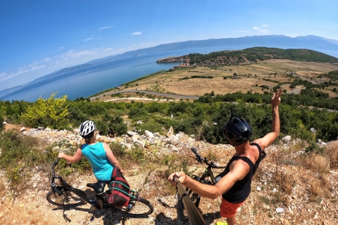 Mit dem E-Bike über die Grenze, von Ohrid aus.