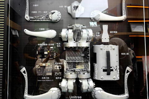 Shanghai: Jing'an Temple & Tech Robotics half-day Tour Shanghai: Jing'an Temple & Robotics Guided Tour