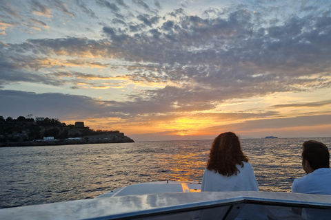 Sorrento: Rondvaart langs de kust bij zonsondergang met aperitiefSorrento: boottocht langs de kust bij zonsondergang met aperitief