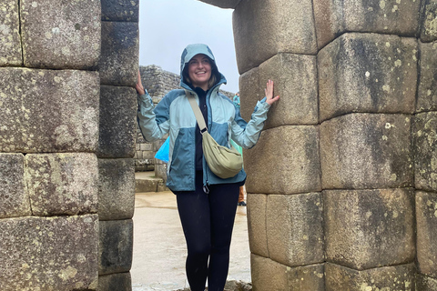 From Aguas Calientes: Machu Picchu guided tour with tickets