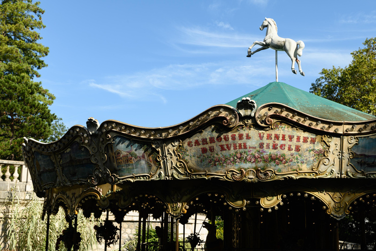 Paris: Experience the romance of Montmartre on a walk with a pro photographer Paris: Experience romance in Montmartre, a walk with a photographer in English