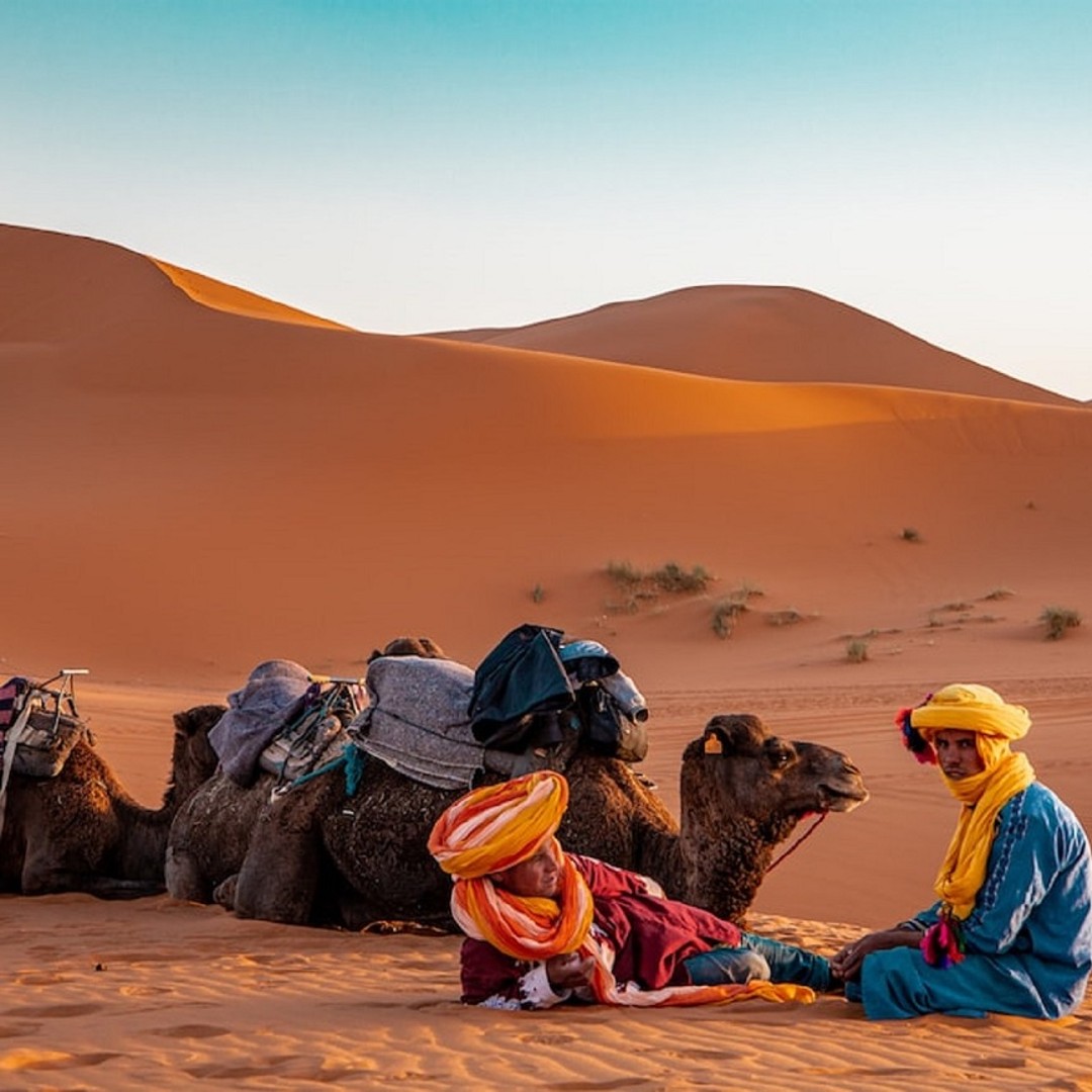 Au départ de Fès : excursion de 2 jours à Marrakech via le désert et randonnée à dos de chameau - dromadaire