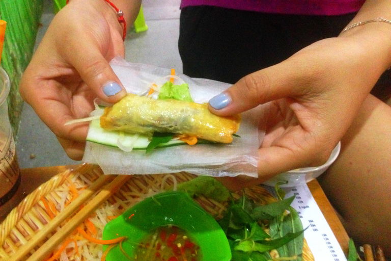 Hue: Aula de culinária com uma família localAula de culinária com visita ao mercado