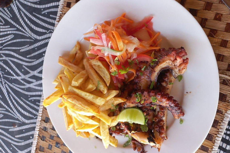 BAO-spel och swahili-kaffeprovning på ZanzibarBAO: Spel- och swahilikaffesmakning på Zanzibar.