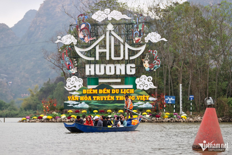 Hanoi: Incense Village & Hat or Shoe Factory, Perfume Pagoda Morning: Hanoi Hat Village and Incense Village - SMALL GROUP