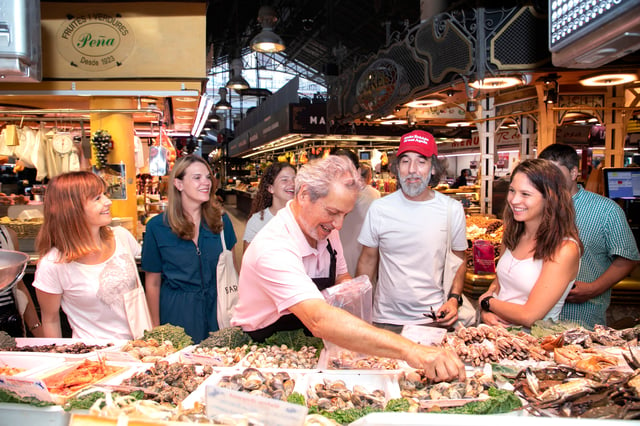 Lezione di cucina spagnola di mezza giornata e tour del mercato della Boqueria