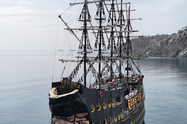 Gonster: gita in barca dei pirati all-inclusive con trasferimentoTour in barca dei pirati tutto compreso con incontro al porto di Kemer