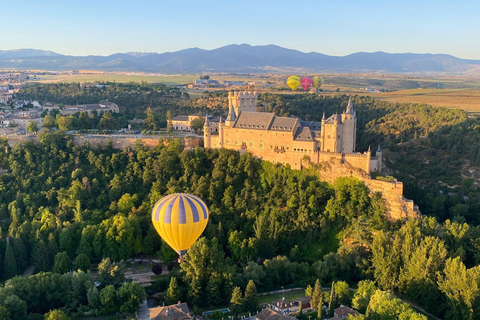 Segovia: Hot-air balloon ride with cava toast