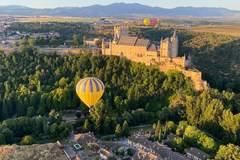 Segovia: Hot-air balloon ride with cava toast