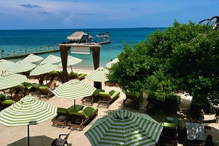 Cartagena: Rosario Islands Mantas Beach Club by Boat & Lunch VIP Beach Bed Experience