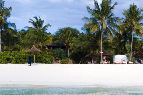 Kendwa-Strand; Ein durchsichtiges, klares KajakKlares Kajak mit Drohnenfotografie