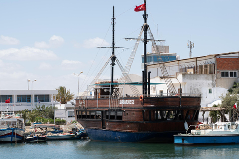 Boat Tour in La Goulette: Lunch and Swimming off Carthage & Sidi Bou Said Boat tour in La Goulette: Lunch and swim off Carthage & Sidi Bou Said