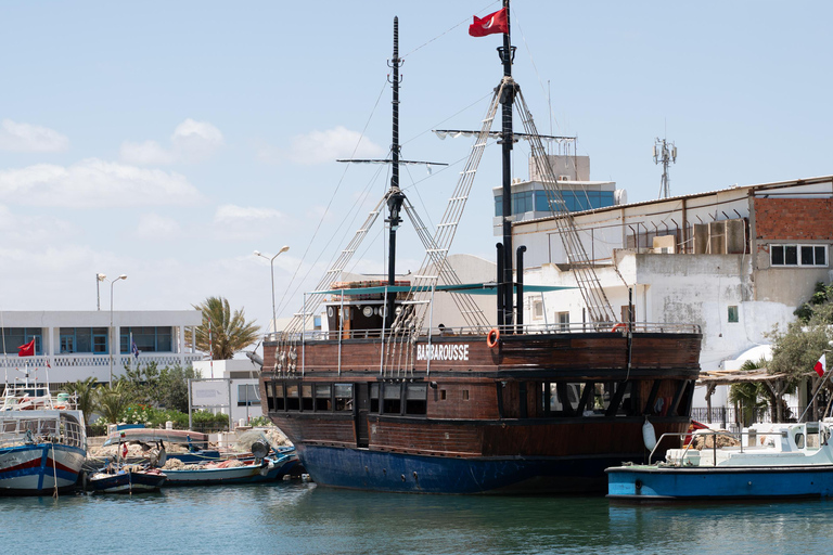 Boat Tour in La Goulette: Lunch and Swimming off Carthage & Sidi Bou Said Boat tour in La Goulette: Lunch and swim off Carthage & Sidi Bou Said