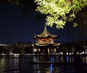 Hangzhou: West Lake Legends Walking Tour