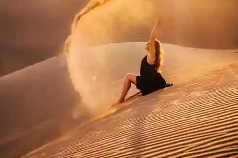 Von Doha aus: Sonnenaufgangs- oder Sonnenuntergangssafari mit Sandboarding