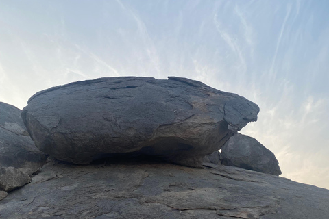 Jeddah: wandeltocht met gids door de Maanberg met snacksJeddah: wandeltocht met gids door de Moon Mountains, inclusief snacks