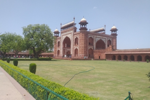 Viaje a Agra todo incluido desde Delhi en coche con guía turísticoCoche+Guía+Entradas a monumentos+Almuerzo buffet en hotel de cinco estrellas
