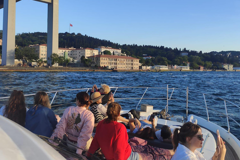 Private Bosphorus Yacht with Local Guide and Snacks
