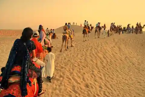 Jaisalmer: Jeep Safari,Camel Ride,Buffet Dinner & Folk Dance