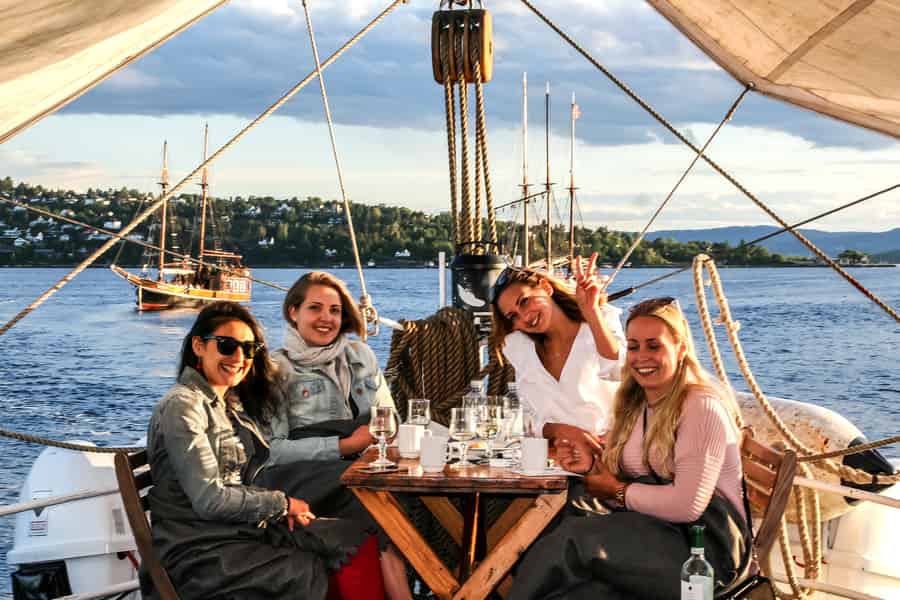 Traditionelle Segelfahrt auf einem Holzboot im Oslofjord (2 Stunden). Foto: GetYourGuide Traditionelle Segelfahrt auf einem Holzboot im Oslofjord (2 Stunden). Foto: GetYourGuide