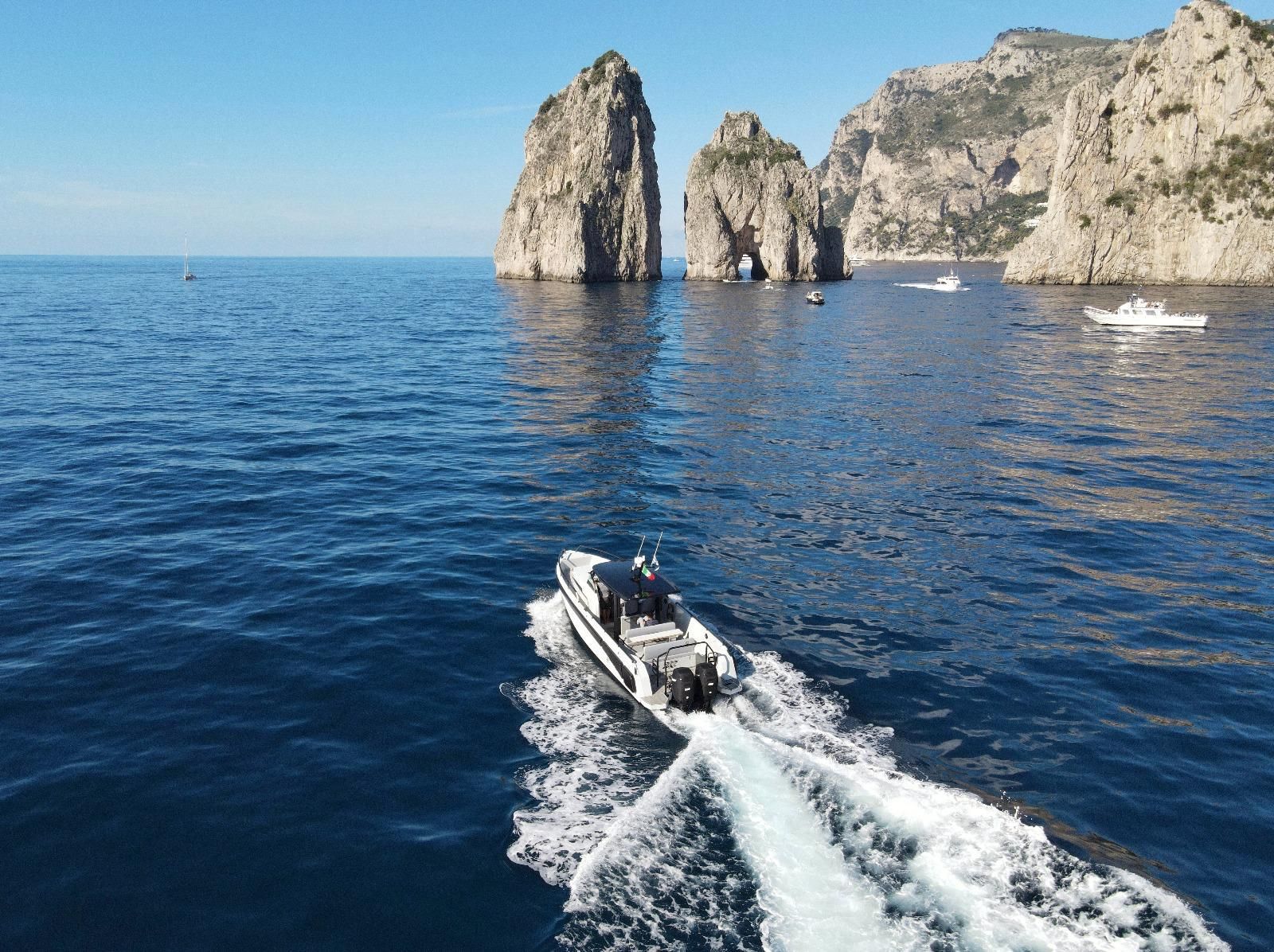 Exklusiver Motorbootausflug nach Capri: Faraglioni und Blaue Grotte