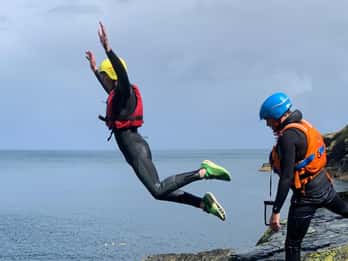 Cornwall: Coasteering-Abenteuer auf der Lizard-Halbinsel