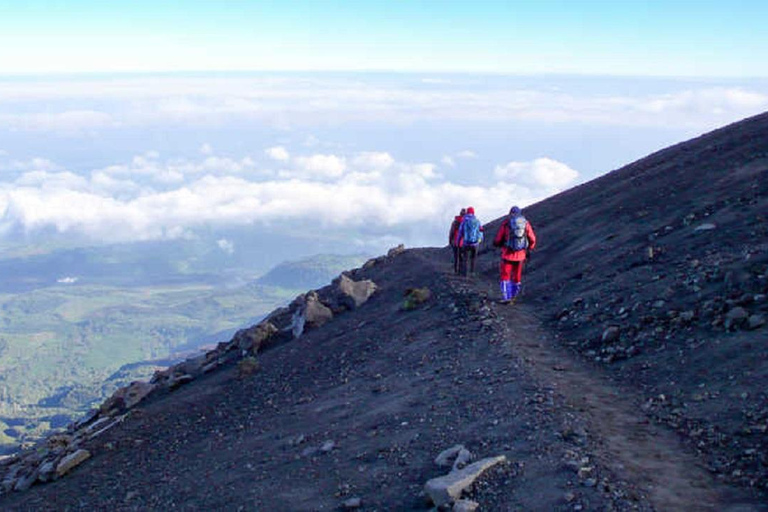 Esplora la nostra escursione di 3 giorni sul Monte Meru da Arusha