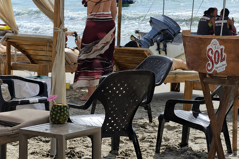 Playa Linda: Nakawa Beach Club with boat, lunch, sunbed, and cocktail Plan with Lunch and Welcome Cocktail