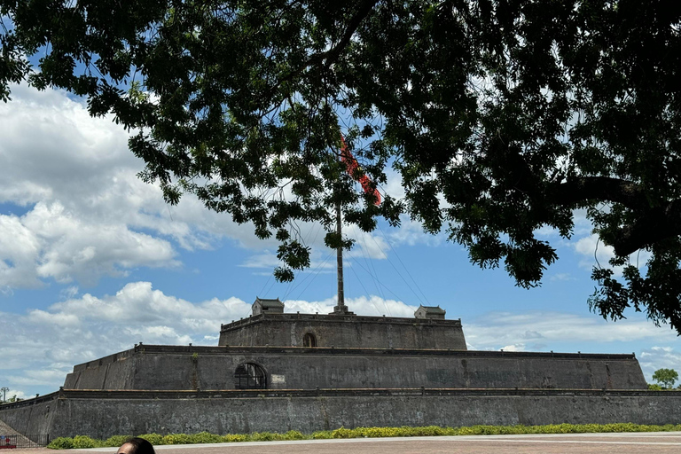 Desde Da Nang: Ciudad imperial de Hue con el paso o los túneles de Hai VanDesde Da Nang: Exploramos Hue Imperial con los túneles de Hai Van